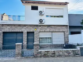 CASA EN LOTE PROPIO CON FONDO LIBRE Y PISCINA. foto 1