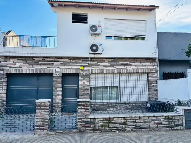 CASA EN LOTE PROPIO CON FONDO LIBRE Y PISCINA.
