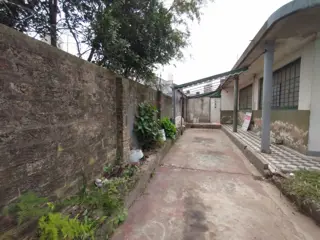 CASA EN LOTE PROPIO DE 3 AMBIENTES CON JARDÍN AL FRENTE, ENTRADA PARA AUTO Y PATIO CON PARRILLA. foto 1
