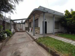 CASA EN LOTE PROPIO DE 3 AMBIENTES CON JARDÍN AL FRENTE, ENTRADA PARA AUTO Y PATIO CON PARRILLA. foto 2