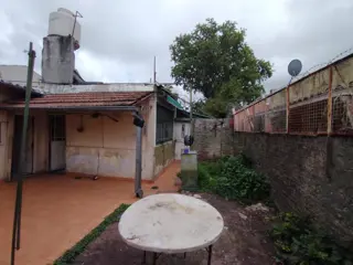CASA EN LOTE PROPIO DE 3 AMBIENTES CON JARDÍN AL FRENTE, ENTRADA PARA AUTO Y PATIO CON PARRILLA. foto 3