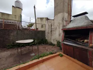 CASA EN LOTE PROPIO DE 3 AMBIENTES CON JARDÍN AL FRENTE, ENTRADA PARA AUTO Y PATIO CON PARRILLA. foto 4