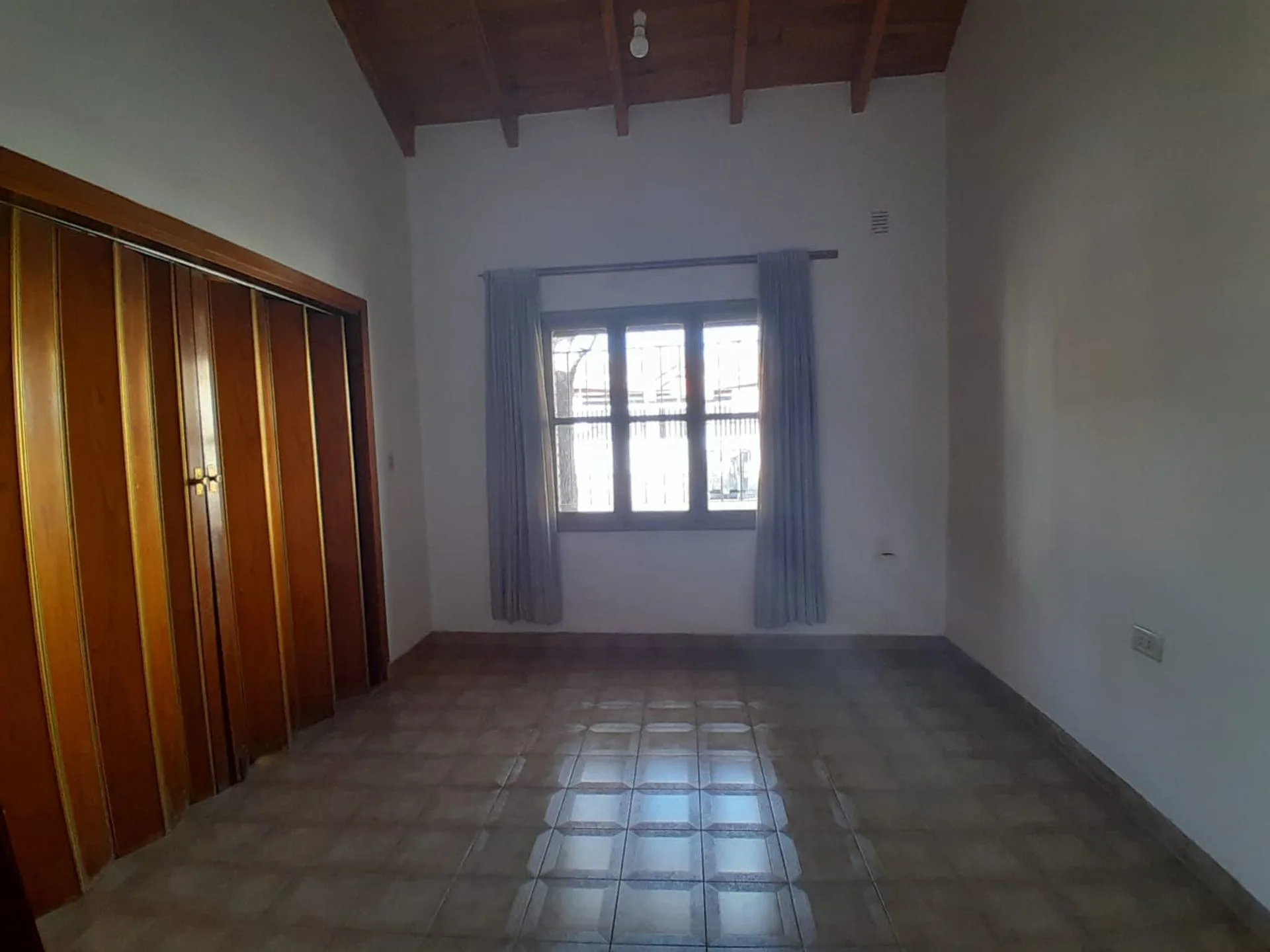 Casa 5 Dorm, 2 Baños. 300m Terreno. Capital foto 5