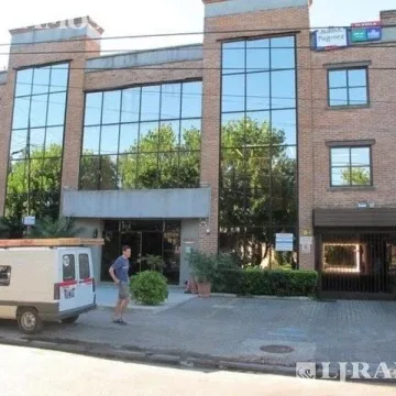 Alquiler de oficina de 77 m2 en San Isidro foto 2
