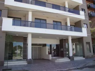 LOCAL COMERCIAL A LA CALLE, EN VILLA CARLOS PAZ, ALQUILER ANUAL foto 1