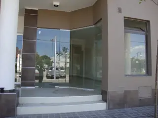 LOCAL COMERCIAL A LA CALLE, EN VILLA CARLOS PAZ, ALQUILER ANUAL foto 2