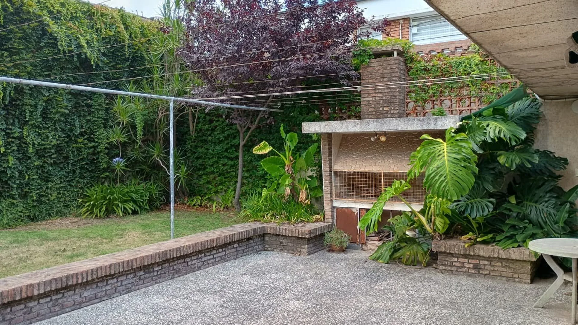 VENTA CASA 4 DORMITORIOS CON PATIO REP. LA SEXTA foto 4
