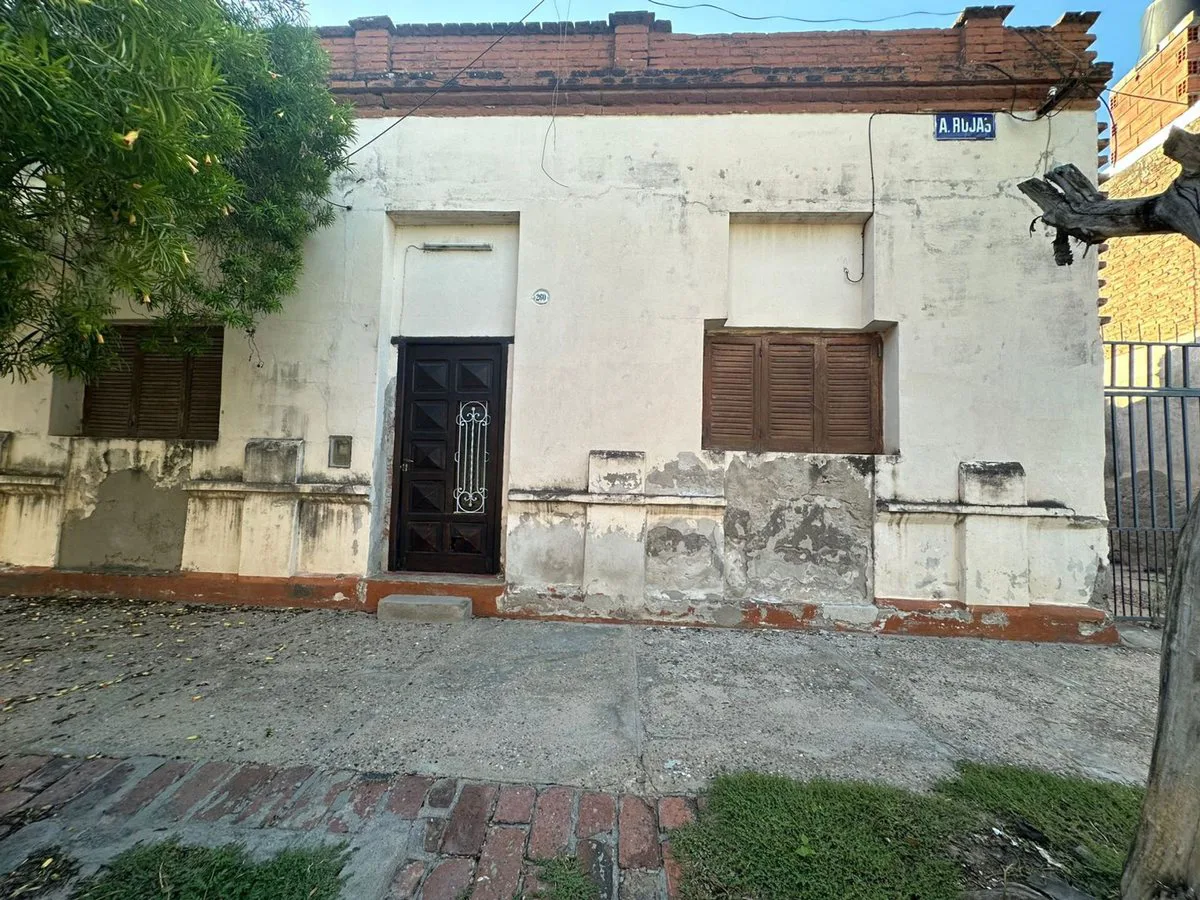 Venta de imponente propiedad- a refaccionar foto 3