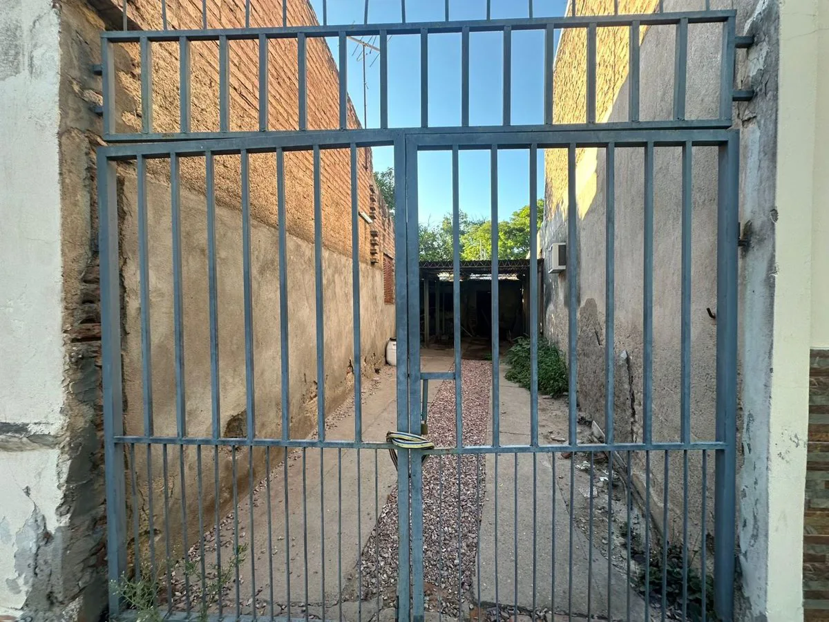 Venta de imponente propiedad- a refaccionar foto 5