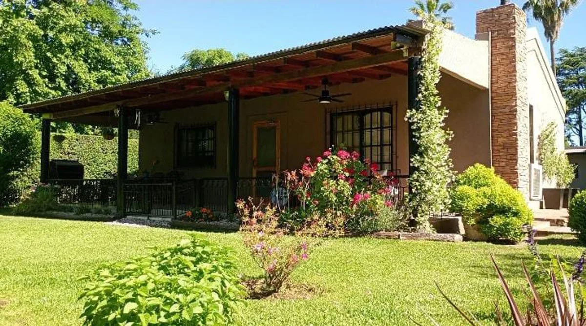 VENTA EXCELENTE QUINTA CON PILETA HERMOSA ZONA foto 2