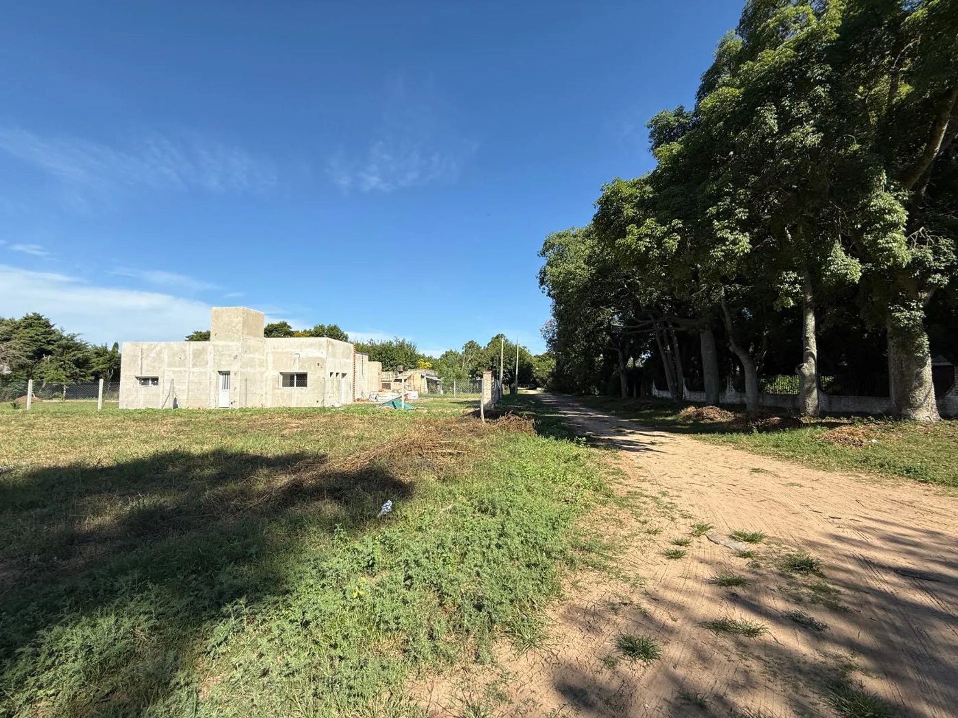 REMAX VENDE TERRENO AV  LOS NARANJOS ARROYO LEYES. foto 3