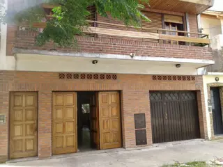 CHALET 4 AMBIENTES COCHERA PARA 4 AUTOS Y FONDO LIBRE ZONA CASEROS foto 1