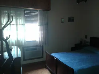 CHALET 4 AMBIENTES COCHERA PARA 4 AUTOS Y FONDO LIBRE ZONA CASEROS foto 3