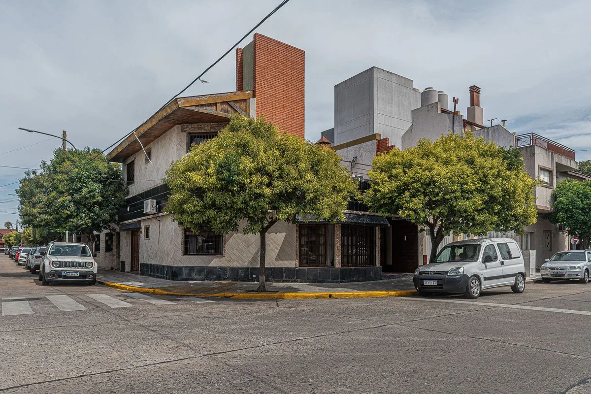 VENTA CASA DOS PLANTAS CON COCHERA EN MATADEROS foto 2