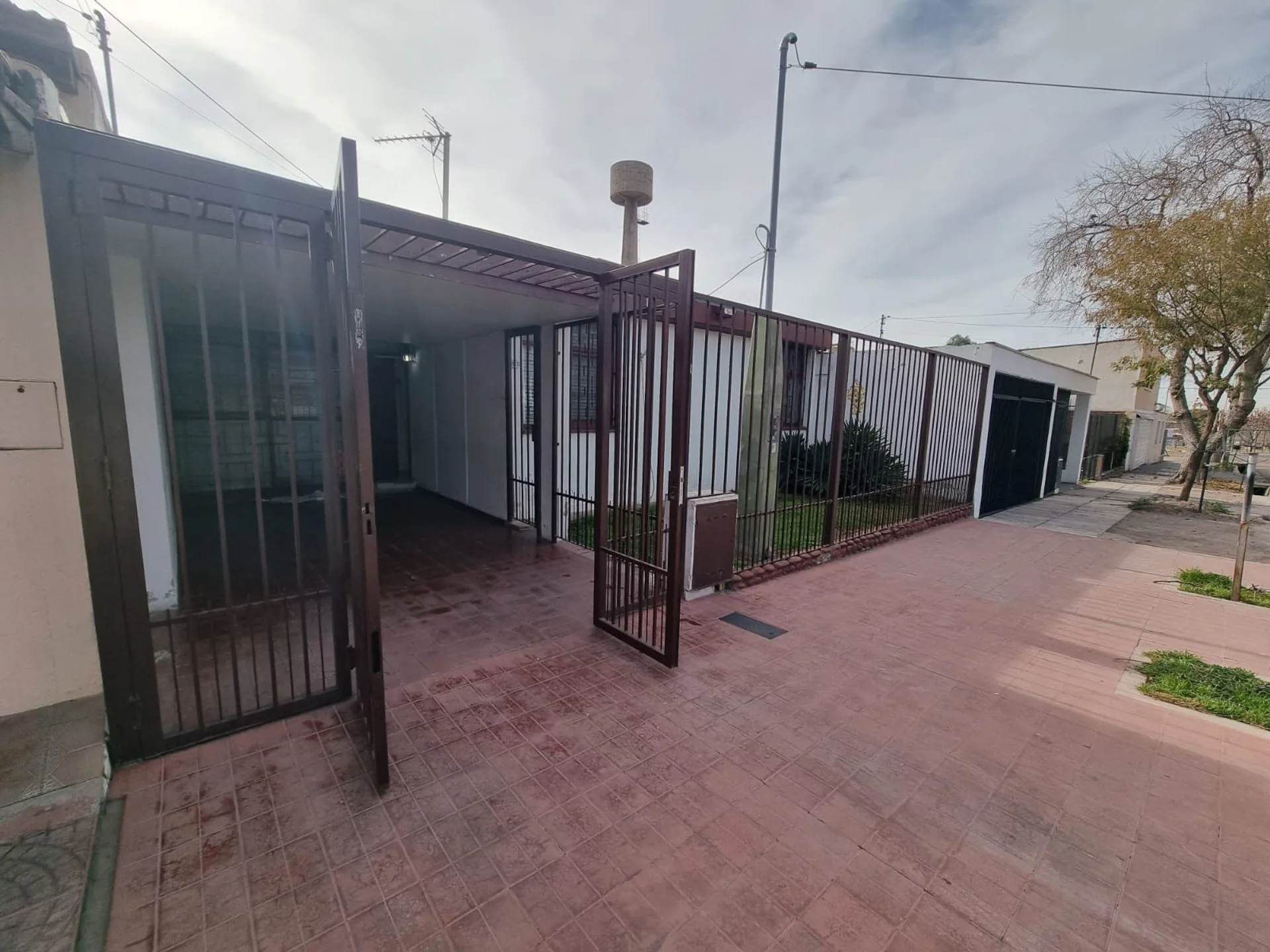 VENTA CASA 4 DORMIT.-JARDÍN- COCHERA EN GODOY CRUZ foto 2