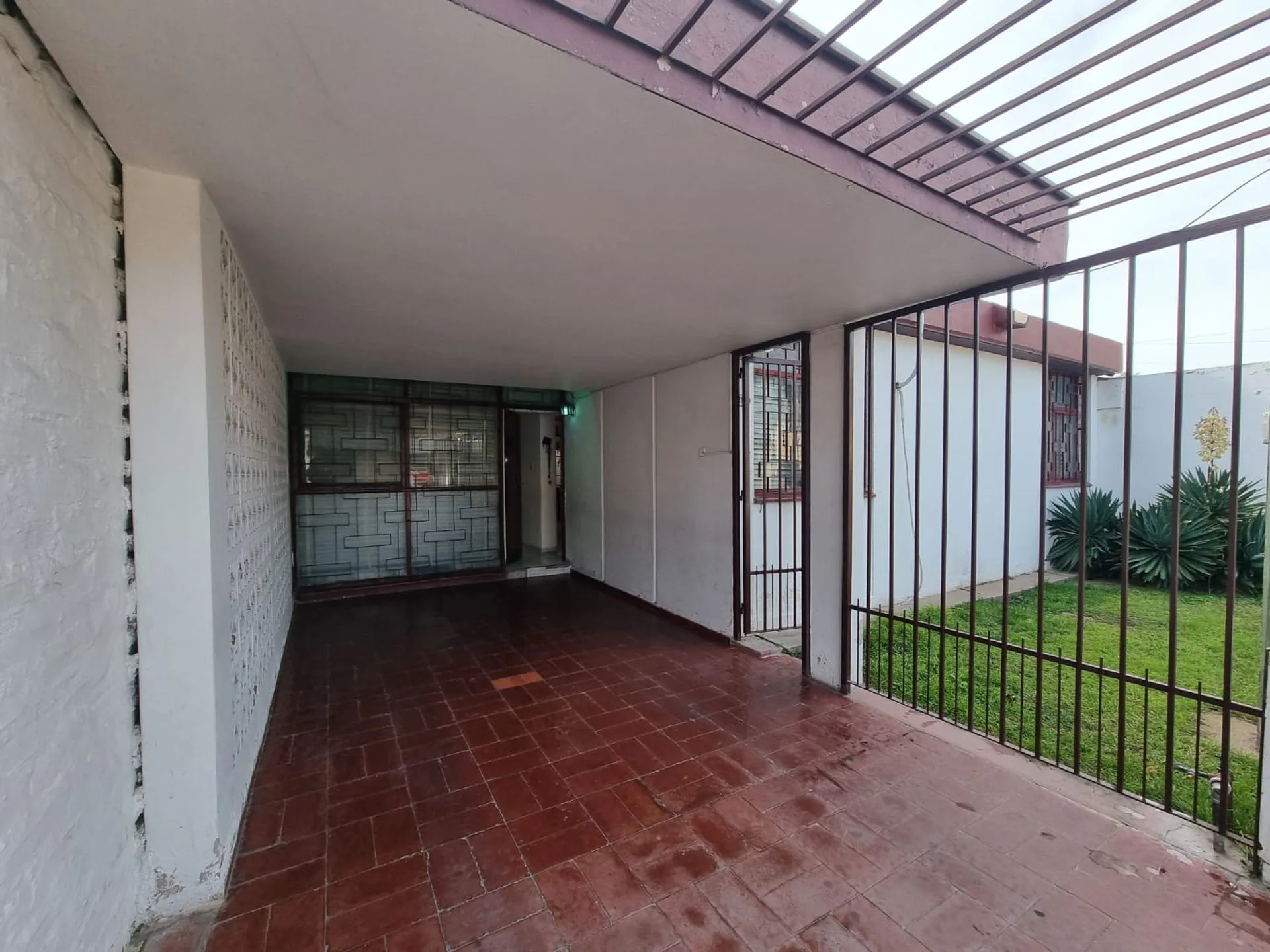 VENTA CASA 4 DORMIT.-JARDÍN- COCHERA EN GODOY CRUZ foto 4