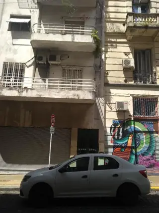 SAN TELMO. SOBRE CHILE AL 500 ENTRE BOLIVAR Y PERU   3 AMBS 2 BAÑOS, PATIO CUBIERTO. PLANTA BAJA LAVADERO SON 60M2 POR ESCRITURA. U.$.S. 69.900 OPORTU foto 1
