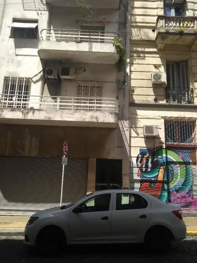 SAN TELMO. SOBRE CHILE AL 500 ENTRE BOLIVAR Y PERU 3 AMBS 2 BAÑOS, PATIO CUBIERTO. PLANTA BAJA LAVADERO SON 60M2 POR ESCRITURA. U.$.S. 69.900 OPORTU