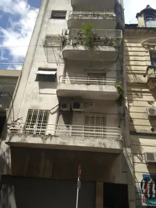 SAN TELMO. SOBRE CHILE AL 500 ENTRE BOLIVAR Y PERU   3 AMBS 2 BAÑOS, PATIO CUBIERTO. PLANTA BAJA LAVADERO SON 60M2 POR ESCRITURA. U.$.S. 69.900 OPORTU foto 2