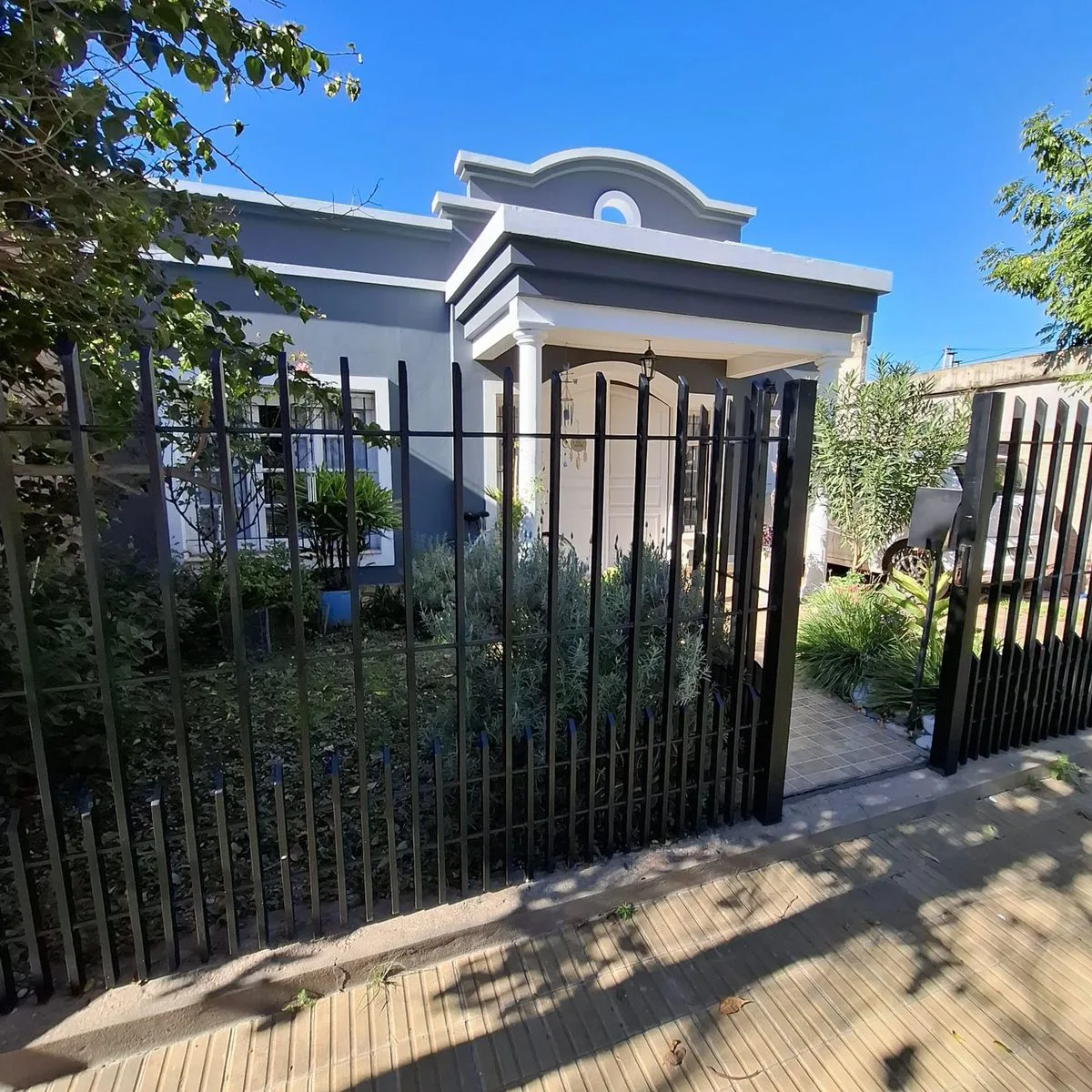 Venta Casa de 3 Dormitorios + Quincho + Pileta foto 3