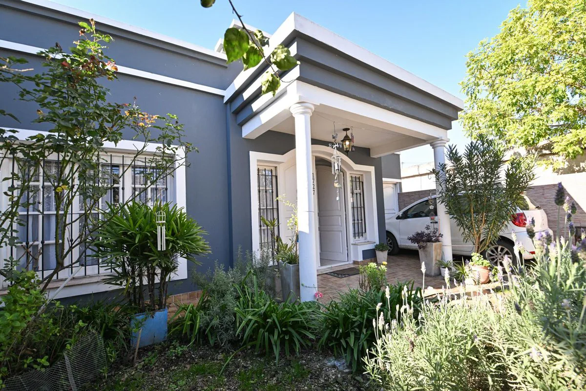 Venta Casa de 3 Dormitorios + Quincho + Pileta foto 4