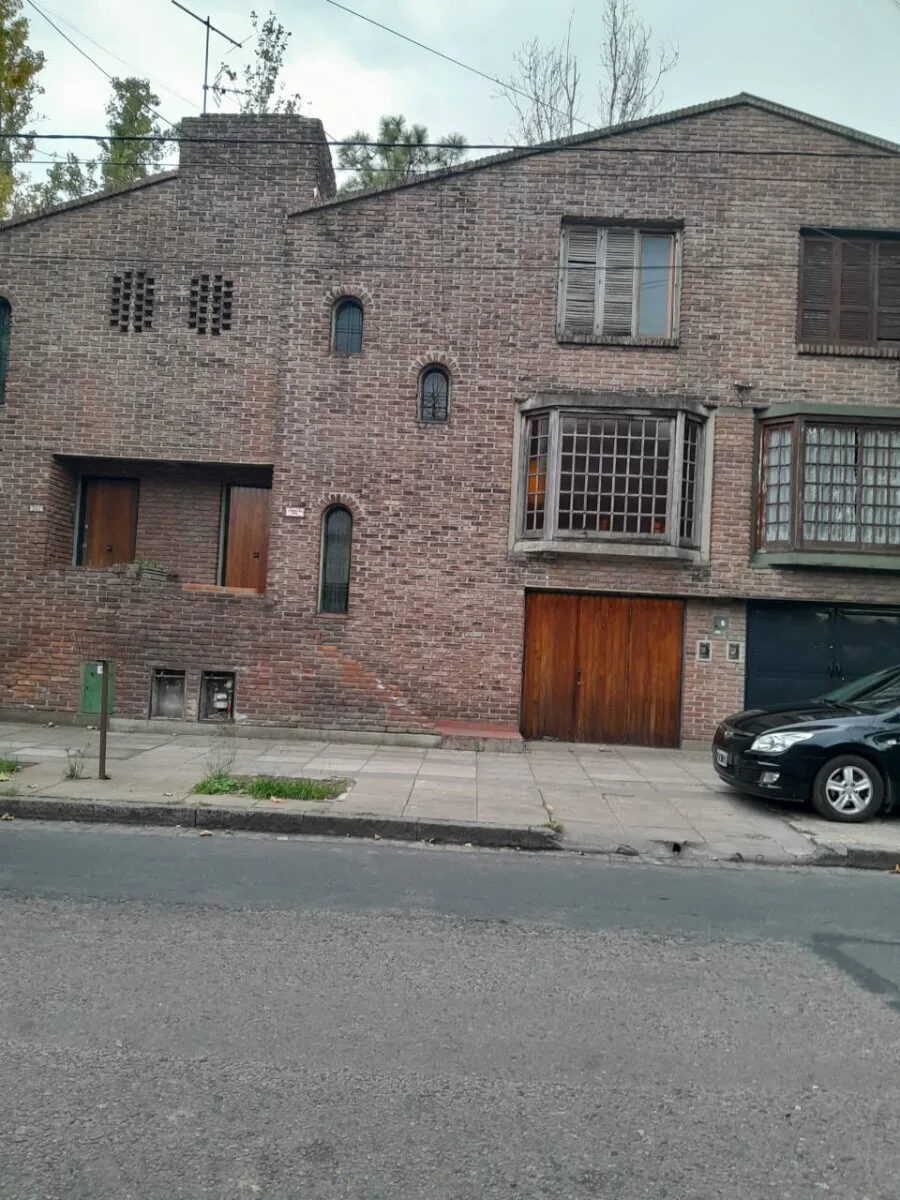 HAEDO TRIPLEX 4 AMBIENTES CON COCHERA MUY BUEN ESTADO GENERAL Y UBICACION, CERCANO AVENIDA RIVADAVIA OPORTUNIDAD foto 2