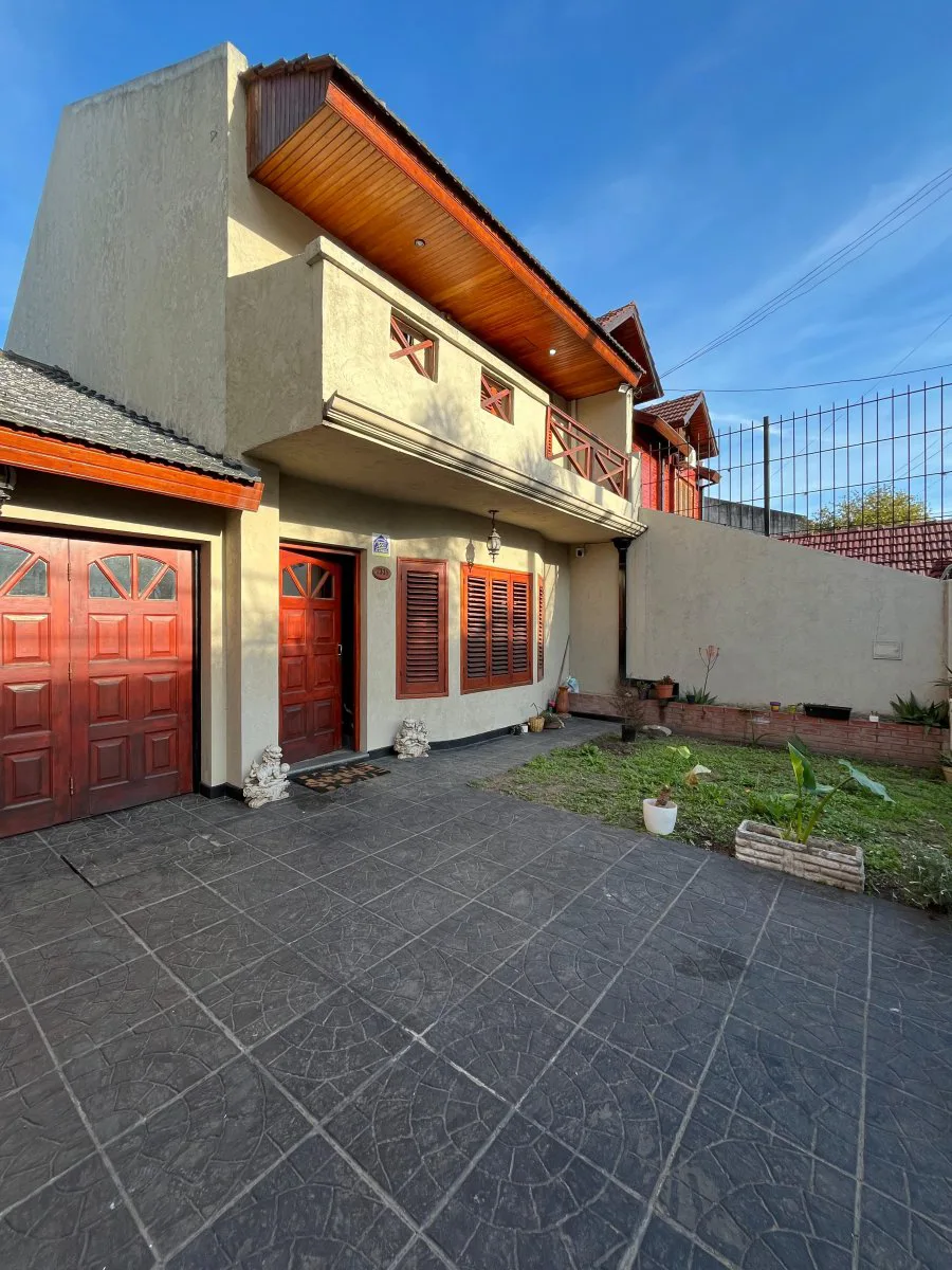 Venta Casa Chalet 4 ambientes con Quincho y Pileta en Villa Luzuriaga foto 2