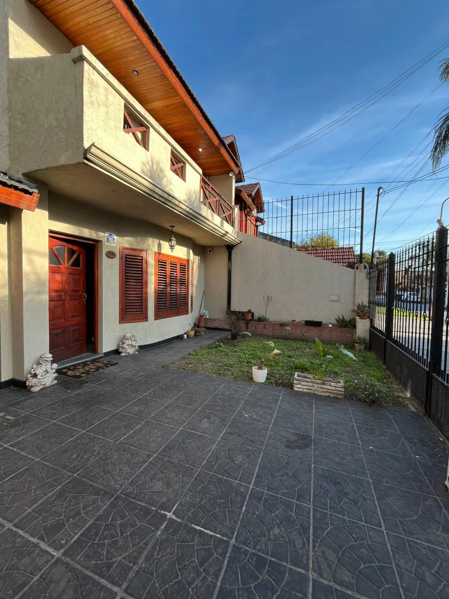 Venta Casa Chalet 4 ambientes con Quincho y Pileta en Villa Luzuriaga foto 3
