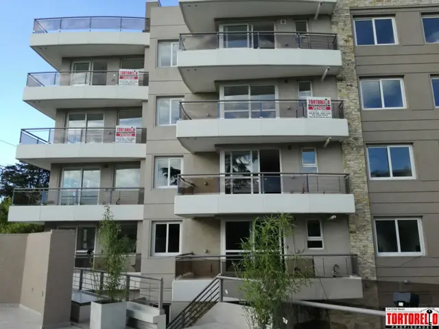 Edificio de categoría, Bv. Evita esquina Bernardino Rivadavia, Moreno, exclusivas unidades en alquiler de 2 ambientes, Primer piso.-