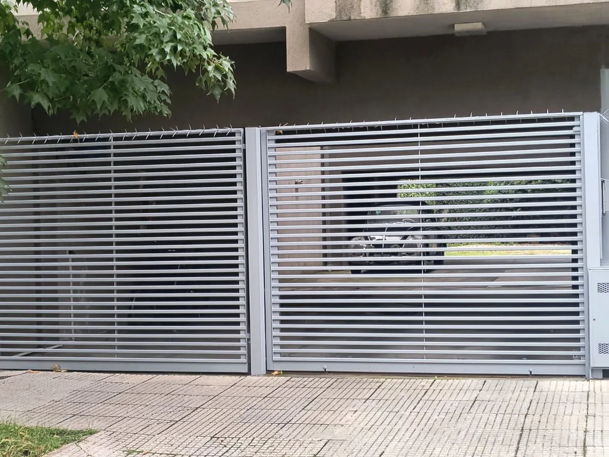 Venta cochera planta baja cubierta centro Martinez foto 3