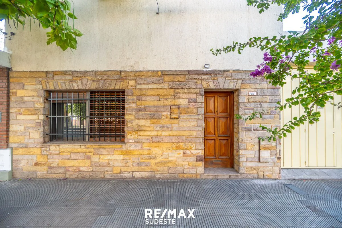 VENTA CASA CARONTI 700 ESPECTACULAR UBICACIÓN