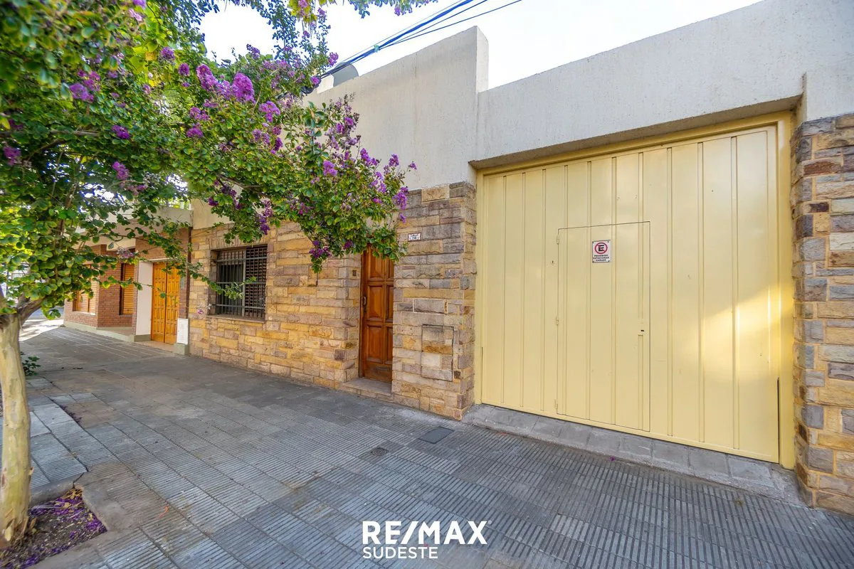 VENTA CASA CARONTI 700 ESPECTACULAR UBICACIÓN foto 2