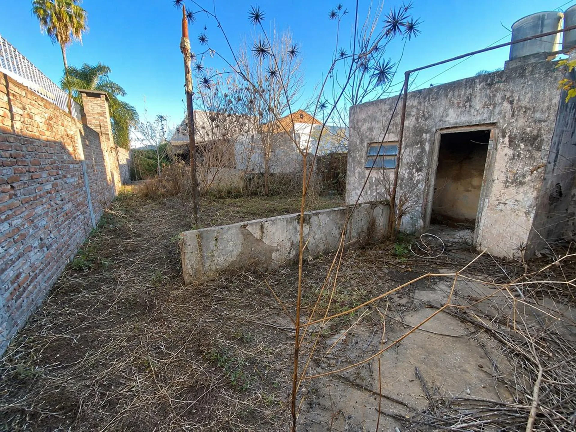 SE VENDE CASA CON TERRENO |  BARRIO ITURRASPE foto 2