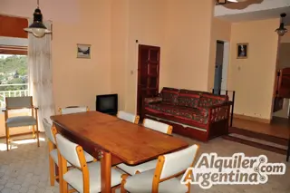 CHALET AMPLIO PARA 14 PERSONAS. HERMOSA VISTA PANORAMICA. QUINCHO. PISCINA. COCHERA. foto 4