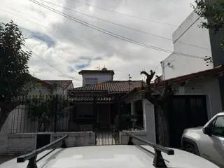 Venta Casa 5 ambientes en Vicente Lopez cochera foto 2