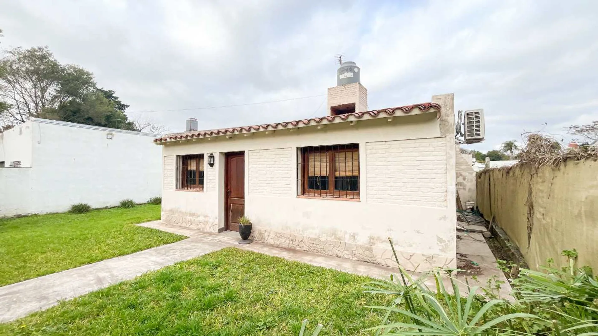 VENTA CASA 2 DORMITORIOS Y PILETA - JORGE NEWBERY foto 3
