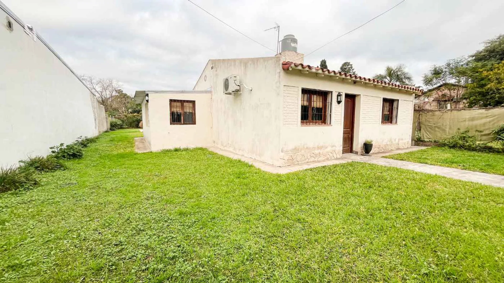 VENTA CASA 2 DORMITORIOS Y PILETA - JORGE NEWBERY foto 5