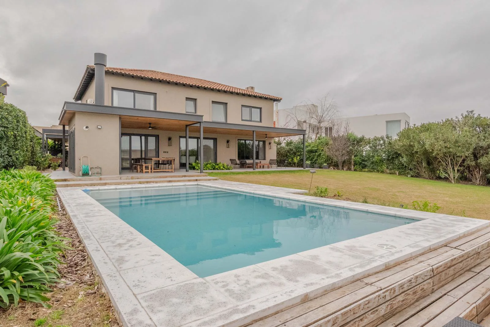 Casa a la laguna con 4 dormitorios en alquiler en Santa Bárbara. foto 3