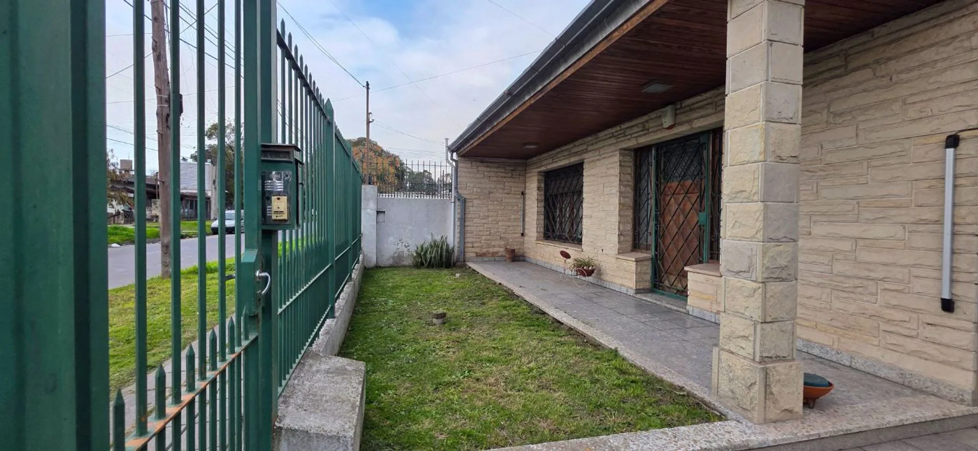 CASA 5 AMBIENTES VENTA CLAYPOLE CON FONDO VERDE foto 2