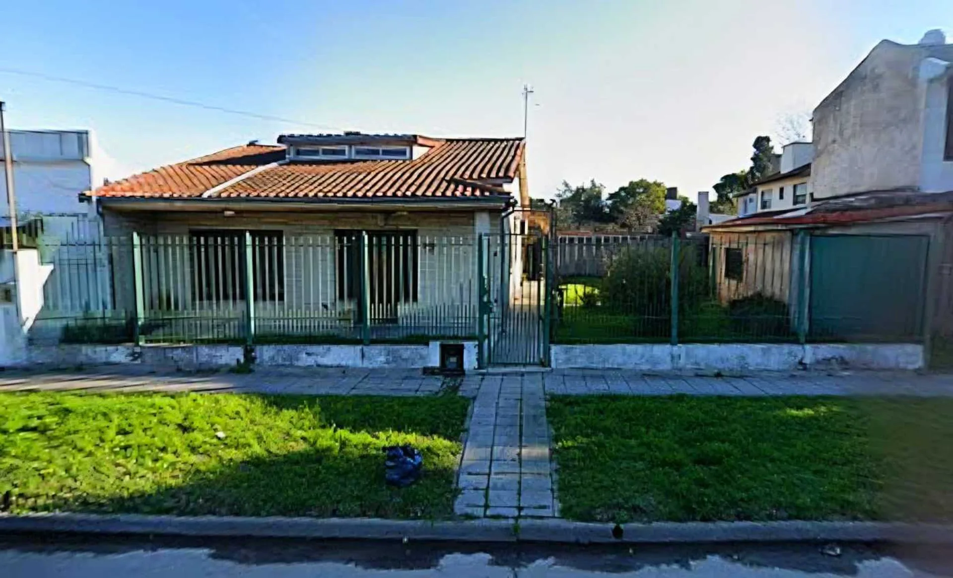 CASA 5 AMBIENTES VENTA CLAYPOLE CON FONDO VERDE foto 3