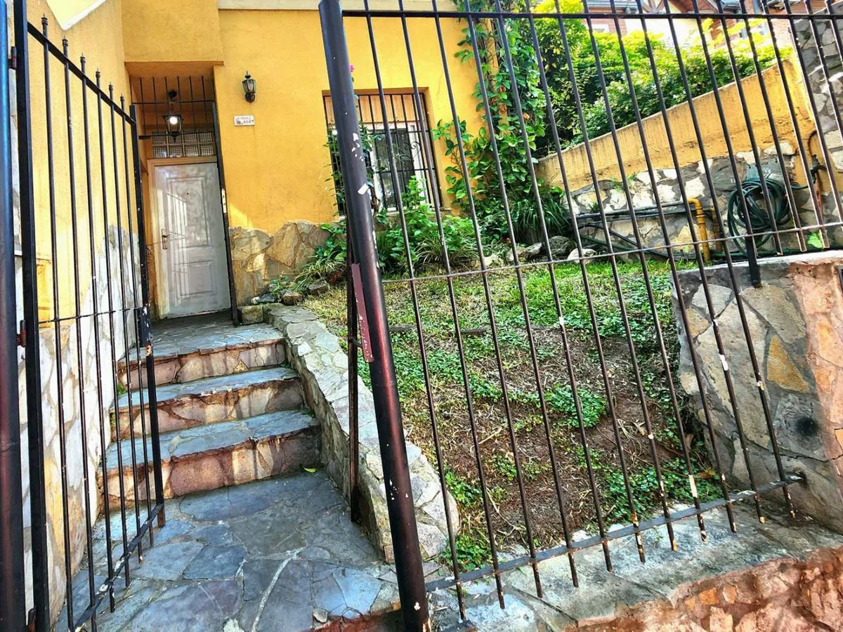 CASA PH PB FRENTE 4 DORM 8 AMB GRAN PATIO SAAVEDRA foto 2
