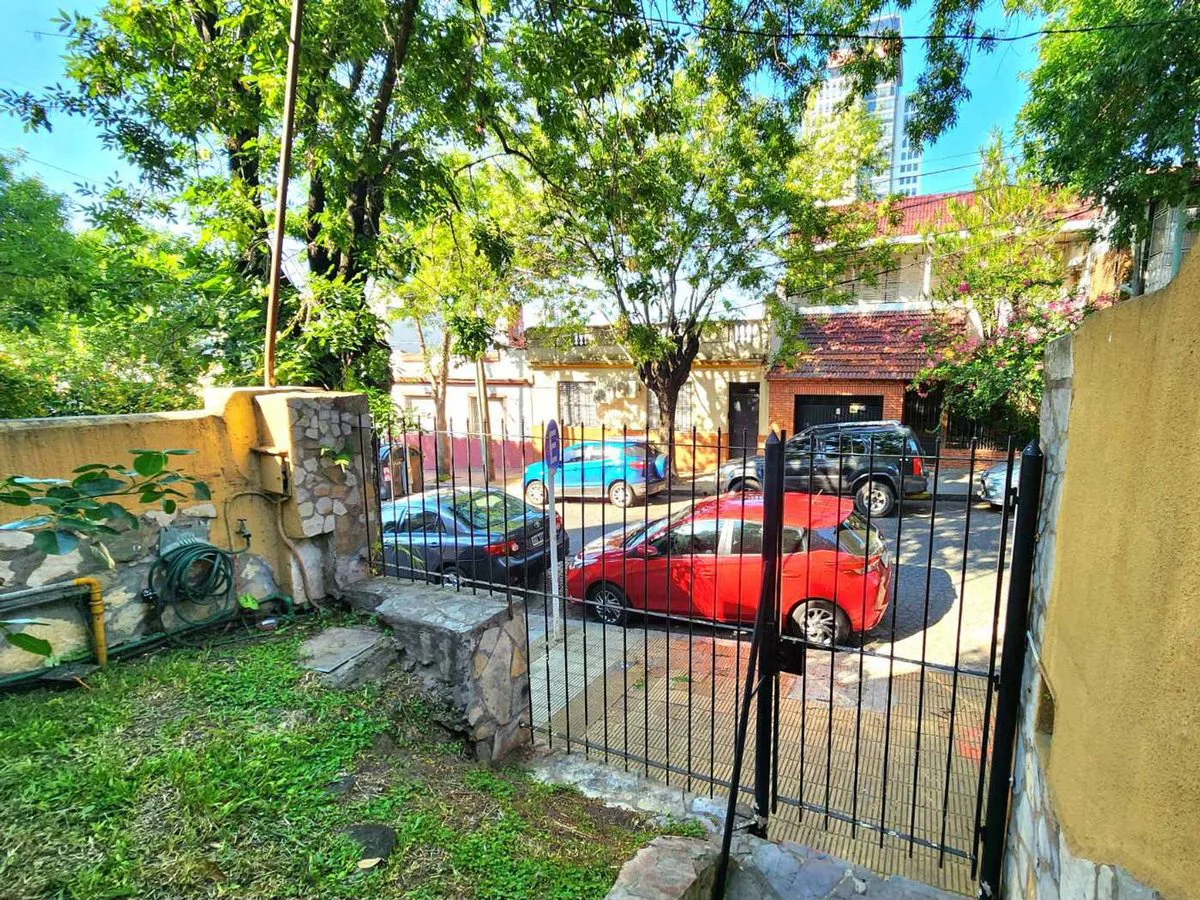 CASA PH PB FRENTE 4 DORM 8 AMB GRAN PATIO SAAVEDRA foto 4
