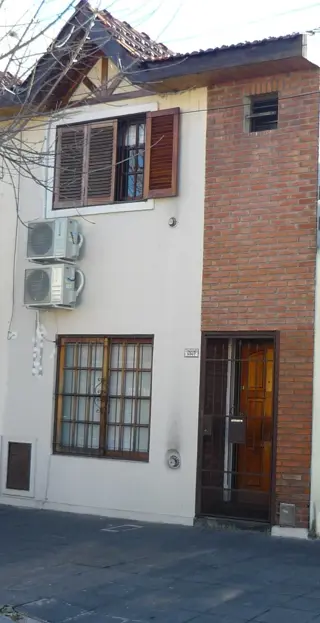 EXCELENTE Y BUEN ESTADO -CASA EN DUPLEX -SIN EXPENSAS -A 3 C/AS DE A.JB.JUSTO foto 1