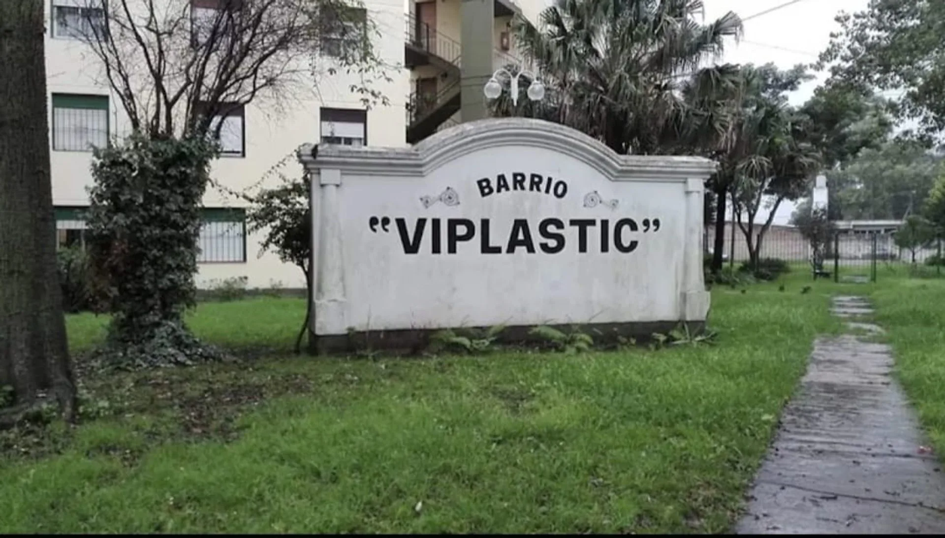 DEPTO 4 AMB  CON COCHERA EN VENTA BARRIO VIPLASTIC foto 2