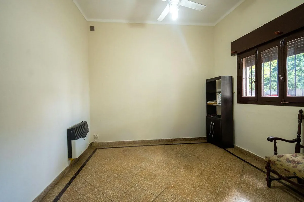 VENTA CASA 3/4 DORMITORIOS CON COCHERA Y PATIO foto 4