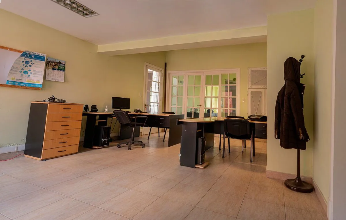 Venta Casa u Oficina 7 ambientes Av. 59 Necochea foto 2