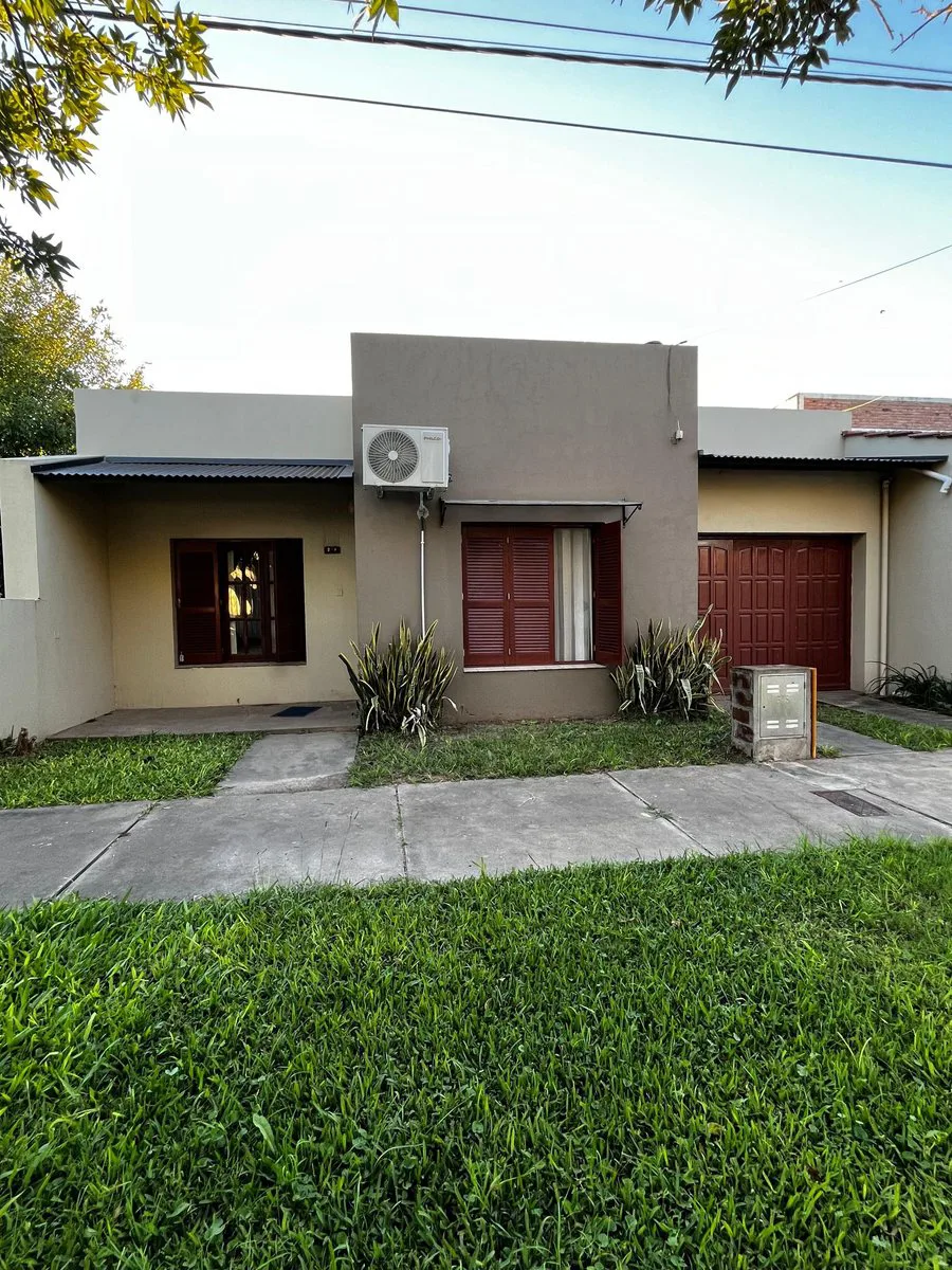Casa de 2 Dormitorios con Jardín y Cochera foto 2