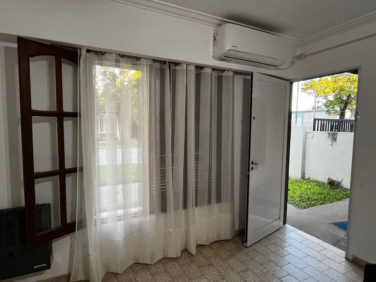 Casa de 2 Dormitorios con Jardín y Cochera foto 3