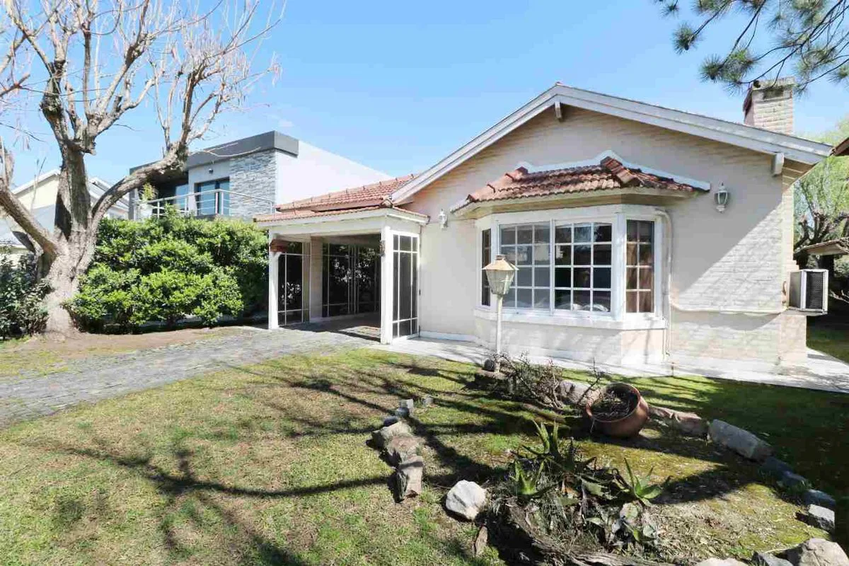 VENTA CASA CON PILETA EN COUNTRY BANCO PROVINCIA foto 3