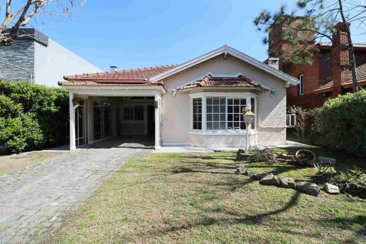 VENTA CASA CON PILETA EN COUNTRY BANCO PROVINCIA foto 4